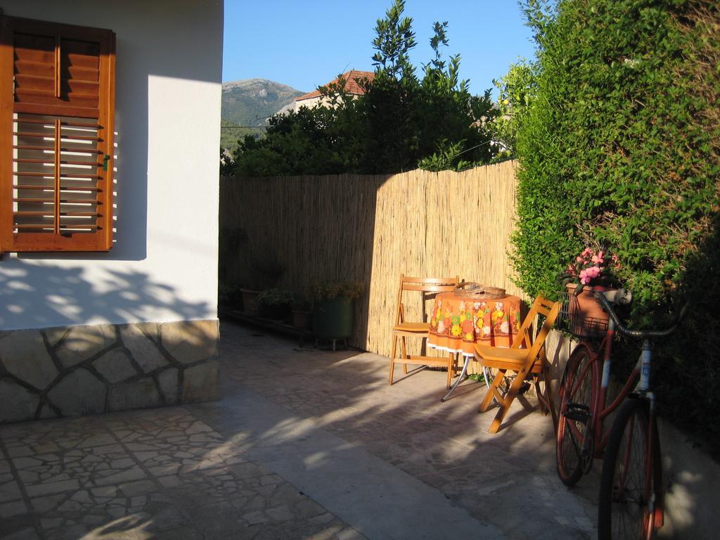 Apartment Bosiljak Jelsa  Chambre photo